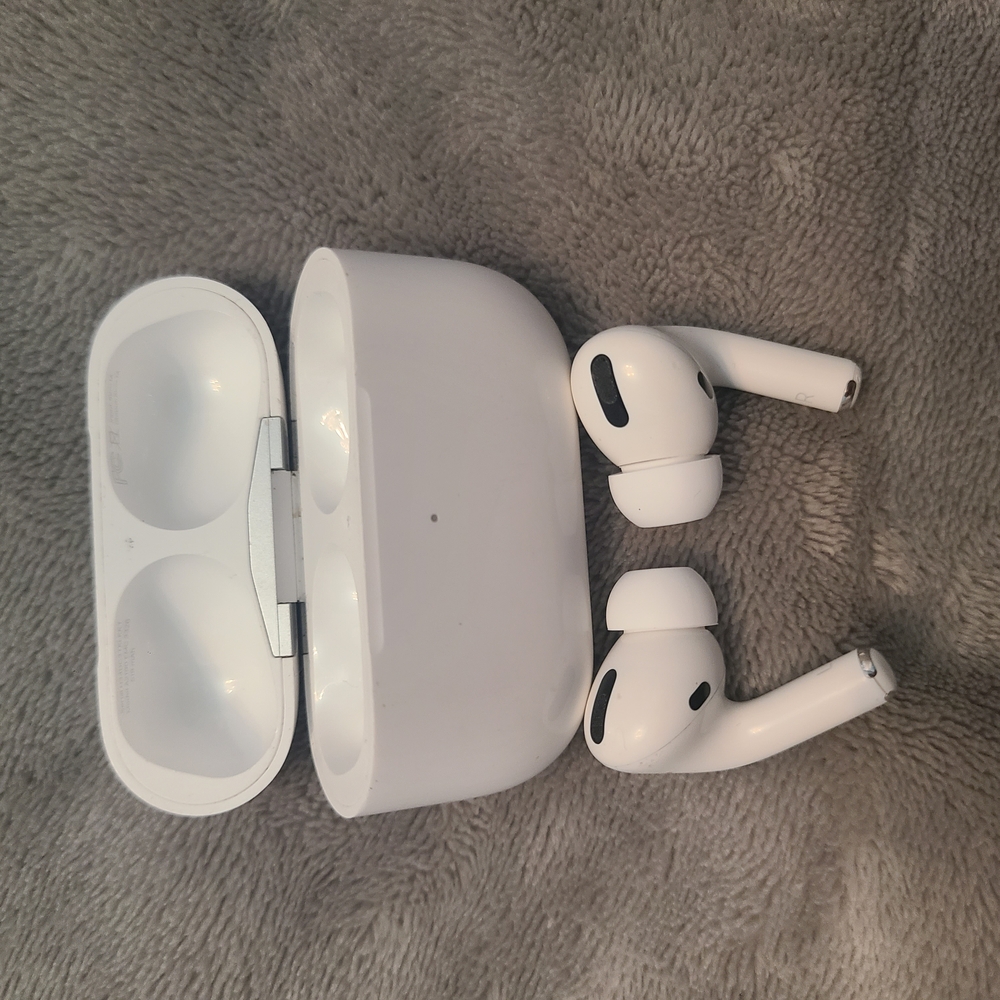 Apple AirPods Pro (1st Gen) - Case + Left Earbud WORKING - Right Earbud STATIC